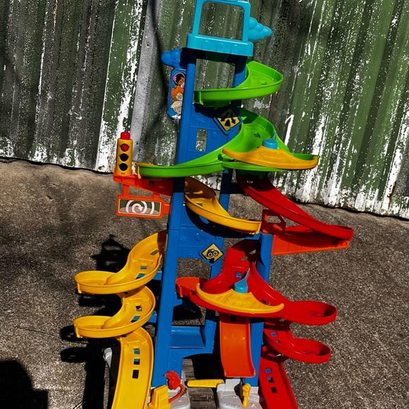 FISHER PRICE LITTLE PEOPLE CITY SKYWAY RACE TRACK TOWER - Picture 1 of 10